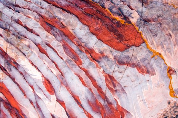 Estructuras geológicas; patrón geológico con rayas blancas y rojas.