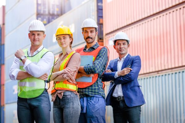 Estructuras geológicas; equipo de ingenieros sonriendo.