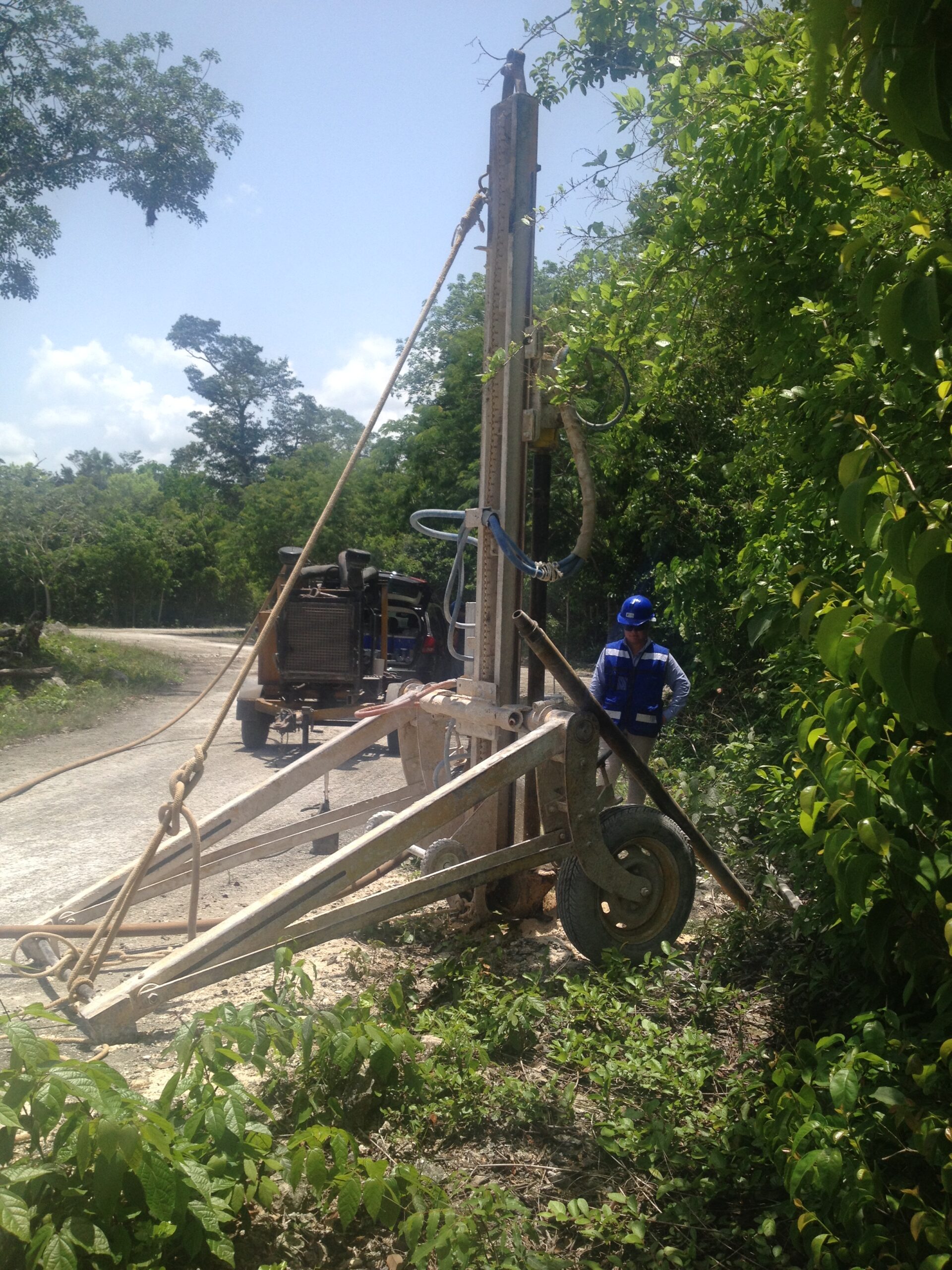 Perforación de pozo para muestreo de agua subterránea.