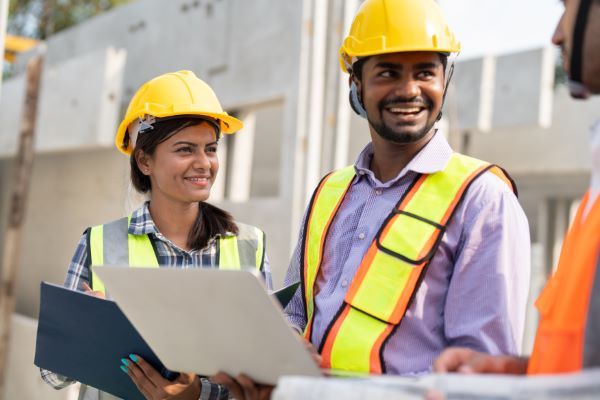 Prospección geofísica; Persona con un ordenador portátil y papeleo trabajando en la obra.