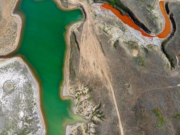 Riesgo geológico; Pequeño río de agua roja y lago de agua verde en la Reserva Natural