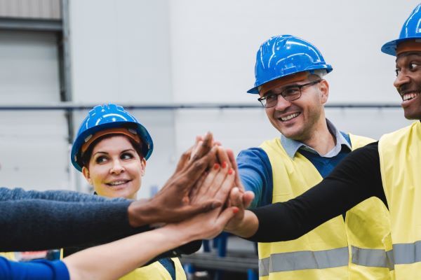 Riesgo geológico; Ingenieros felices multirraciales que se da la mano mientras trabajan.